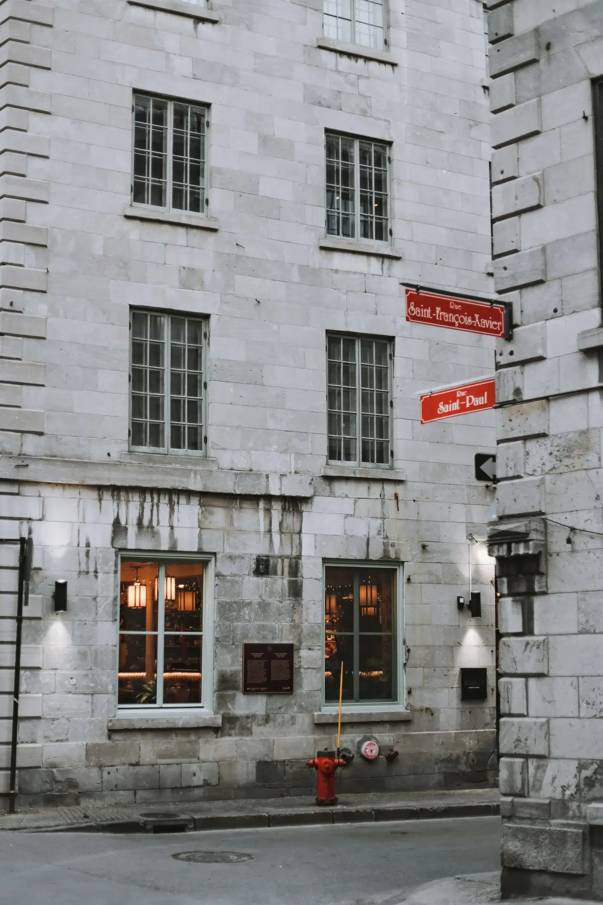 A greystone building in Vieux-Montréal